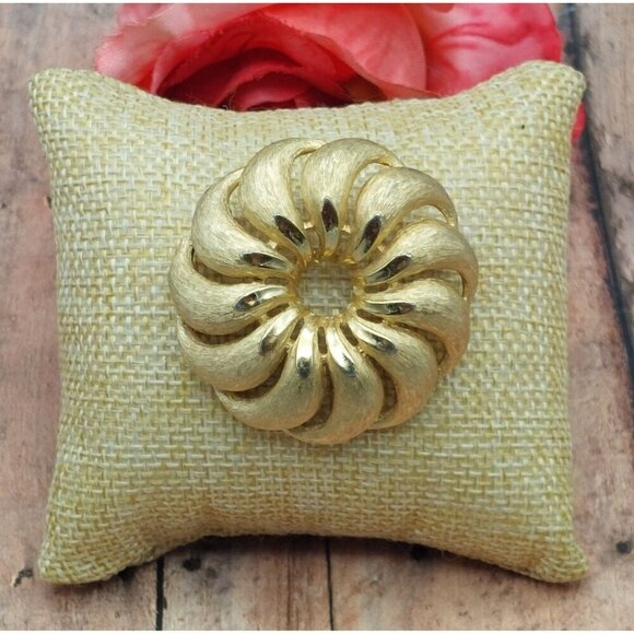 Vintage Crown Trifari Brushed & Shiny Gold Tone Round Swirl Brooch Pin - Picture 3 of 8